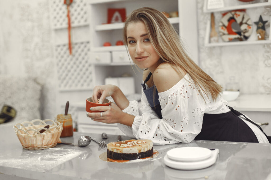 Mlle Gâteau, cheffe pâtissière, en cuisine