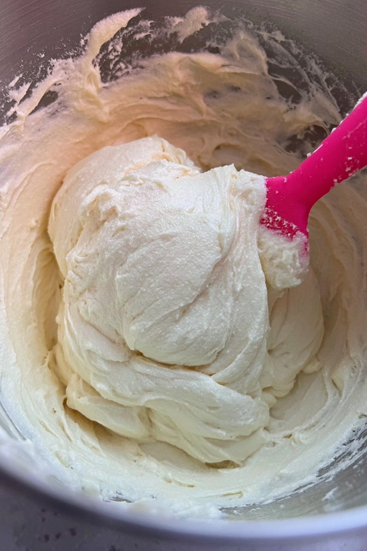 Gâteau à la ricotta doré, encore dans son moule après cuisson.