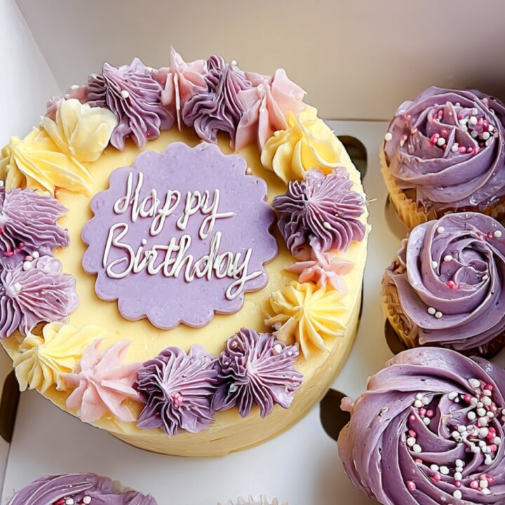 My bento cake d'anniversaire avec crème violette et cupcakes assortis