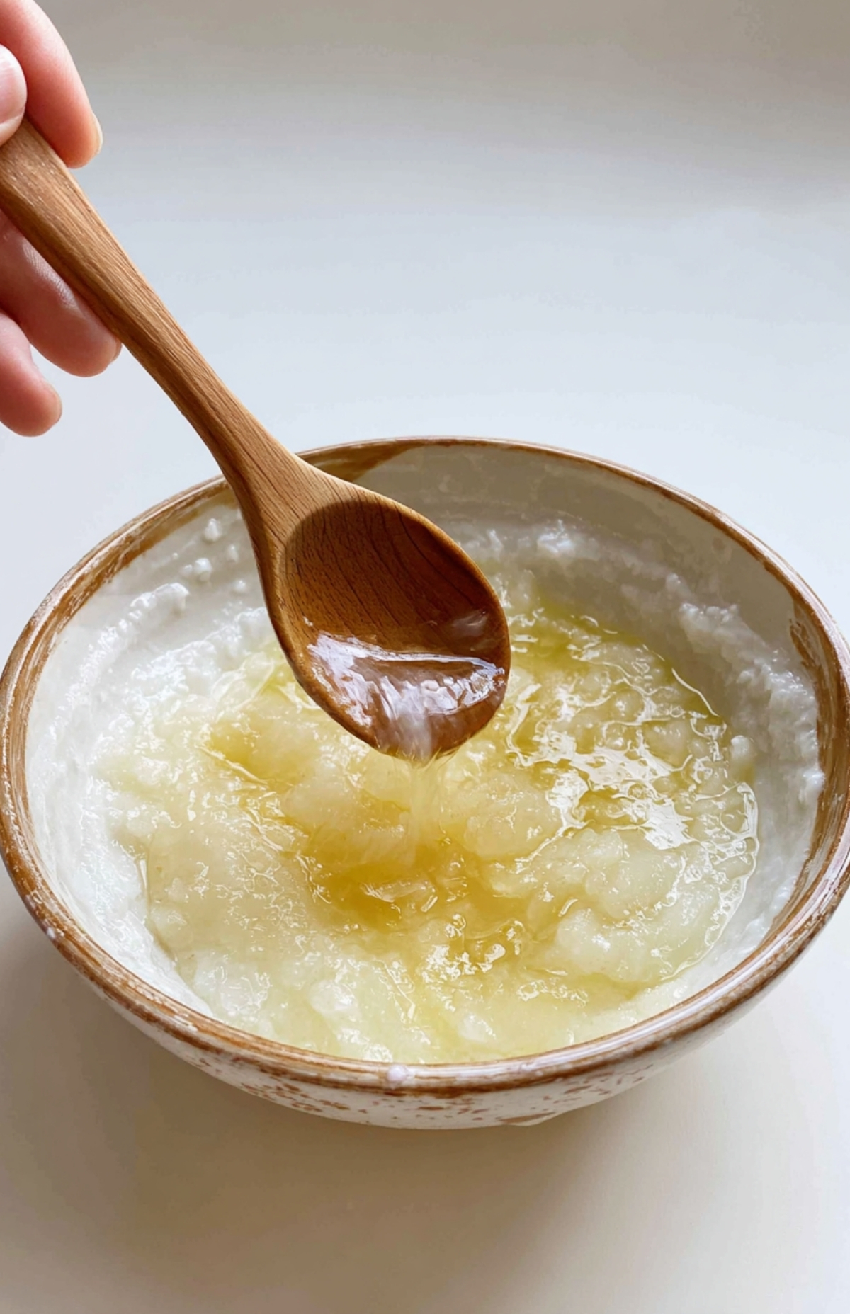 Compote de pommes et sirop d'ananas dans un bol - base du gâteau sans œuf
