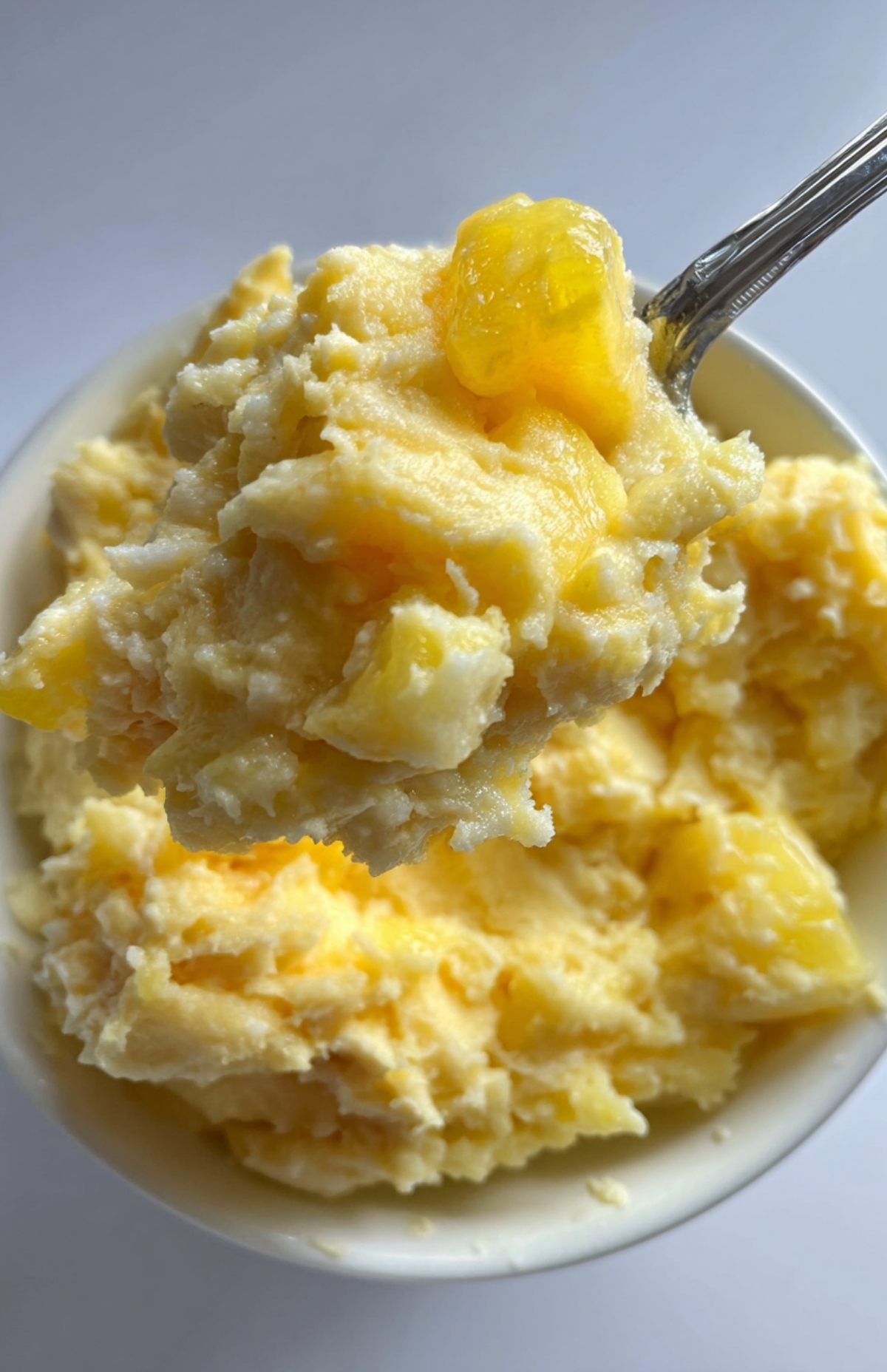 Ingrédients liquides mélangés pour gâteau ananas sans œuf