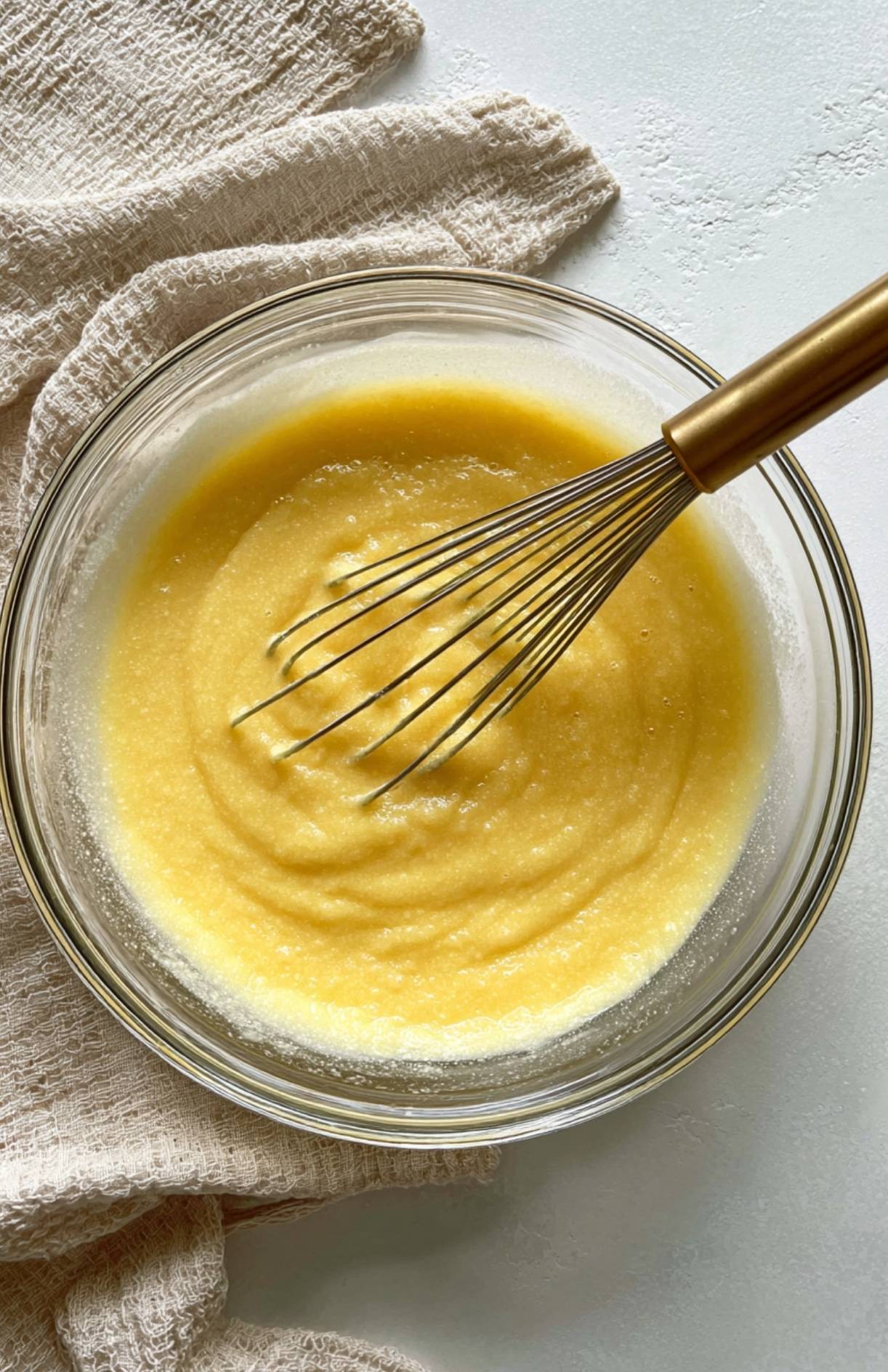 Préparation des œufs et de la compote fouettés pour un gâteau moelleux