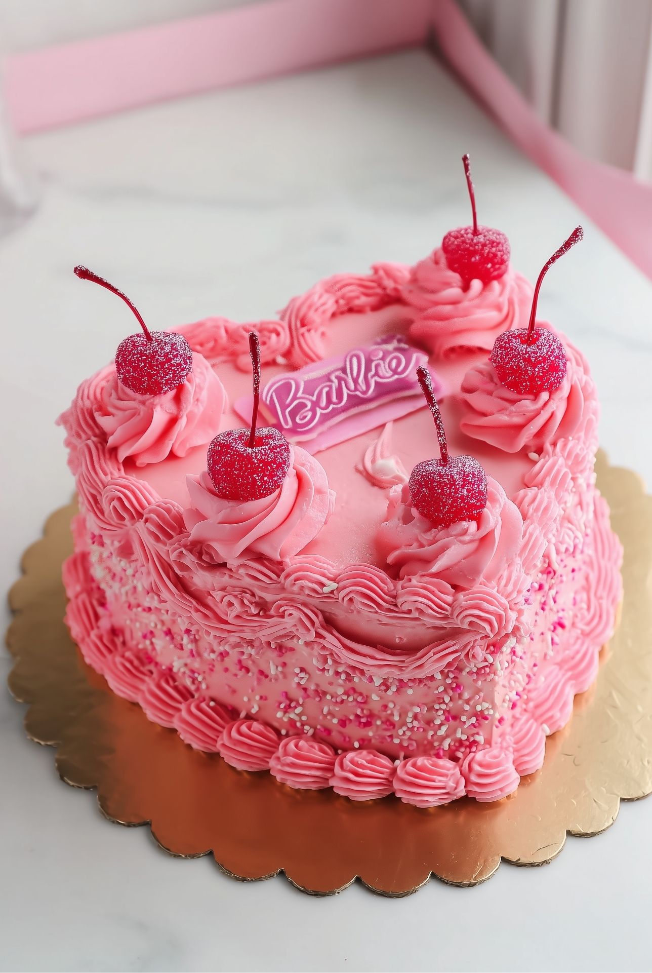 Petit gâteau Barbie cœur avec cerises confites, glaçage rose et décoration perles, ambiance fête d’anniversaire.