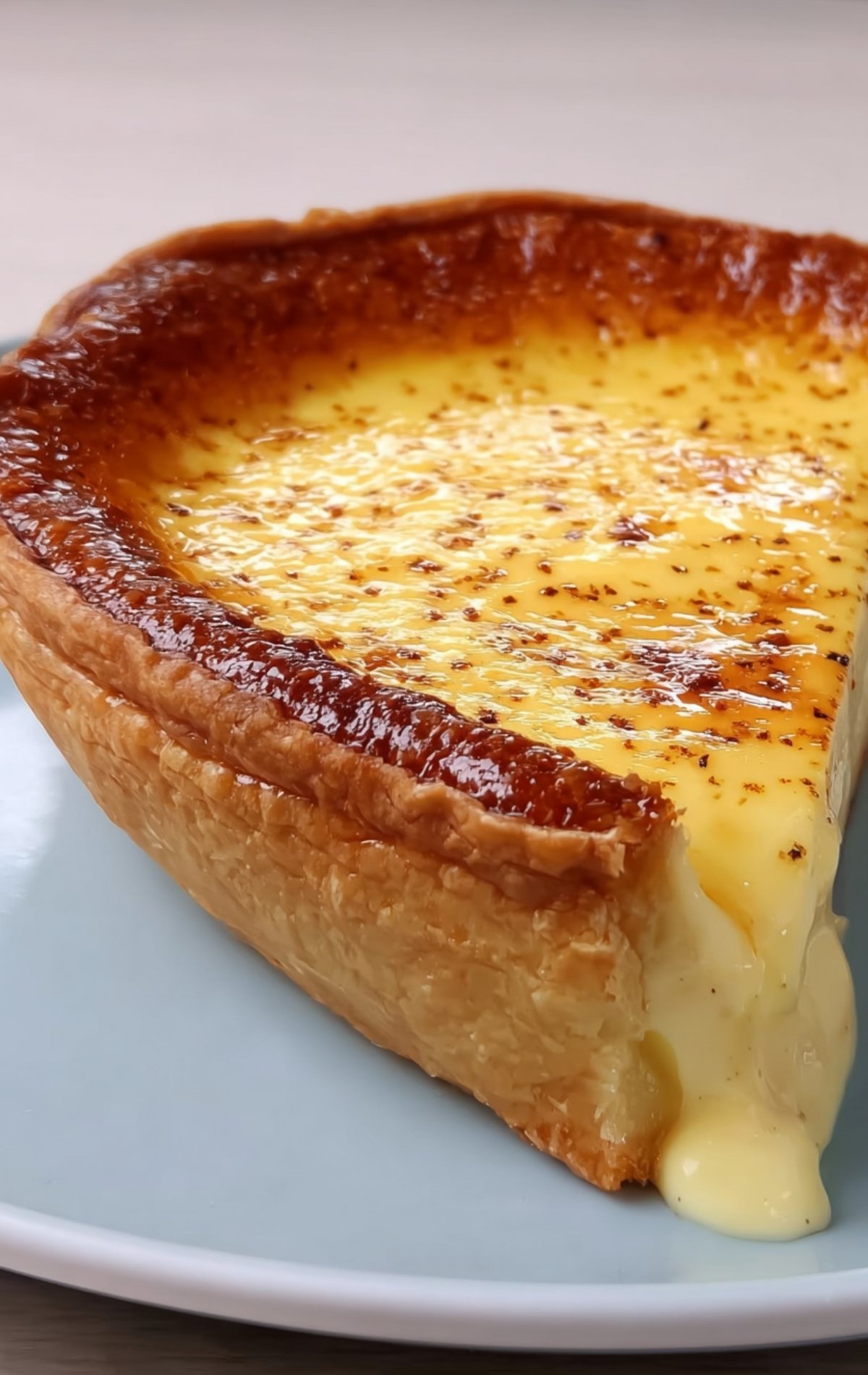 Fion gâteau vendéen coupé, crème fondante et pâte dorée