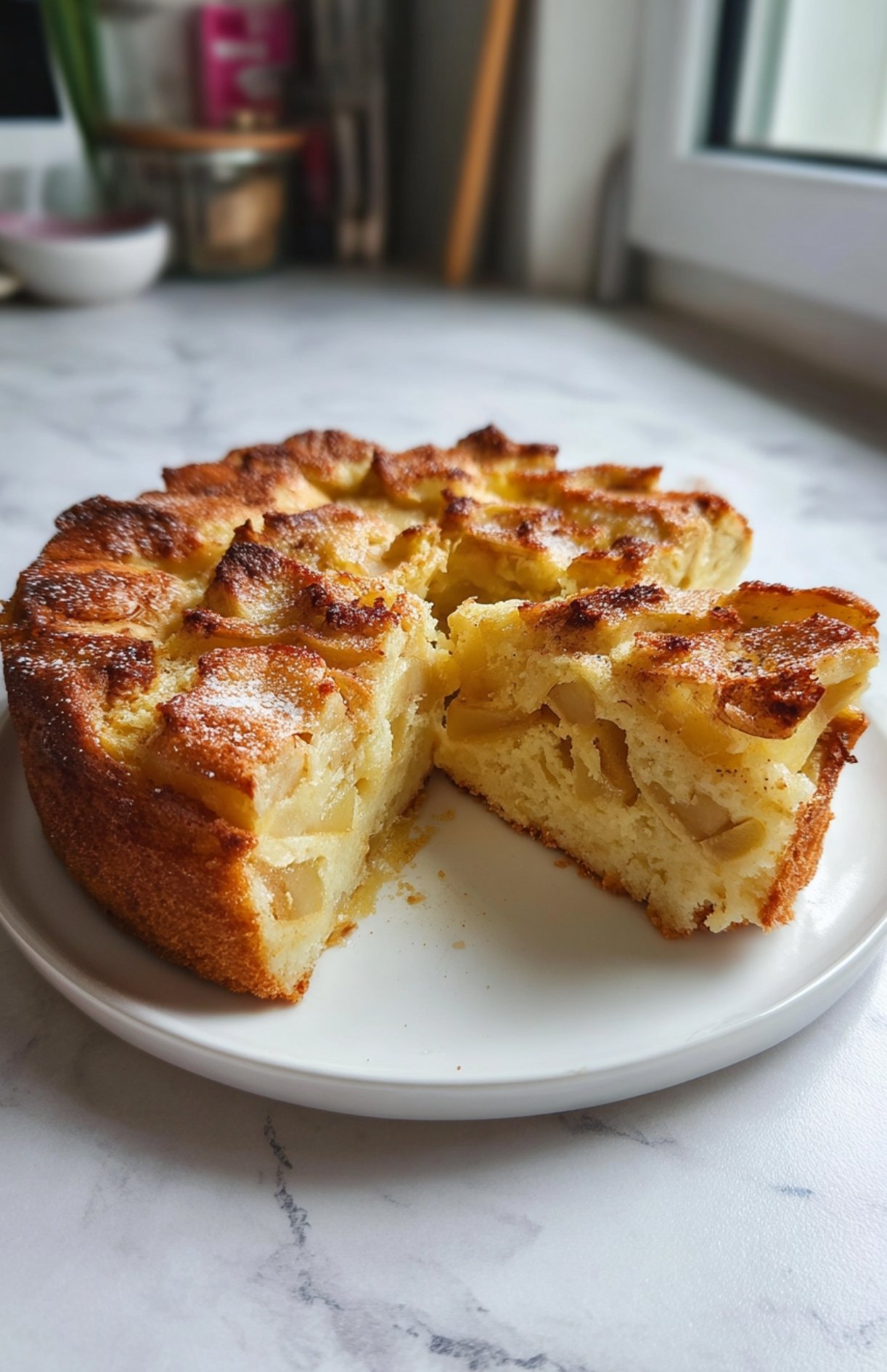 Part de gâteau au yaourt aux pommes moelleux, servie sur une assiette blanche avec texture bien visible