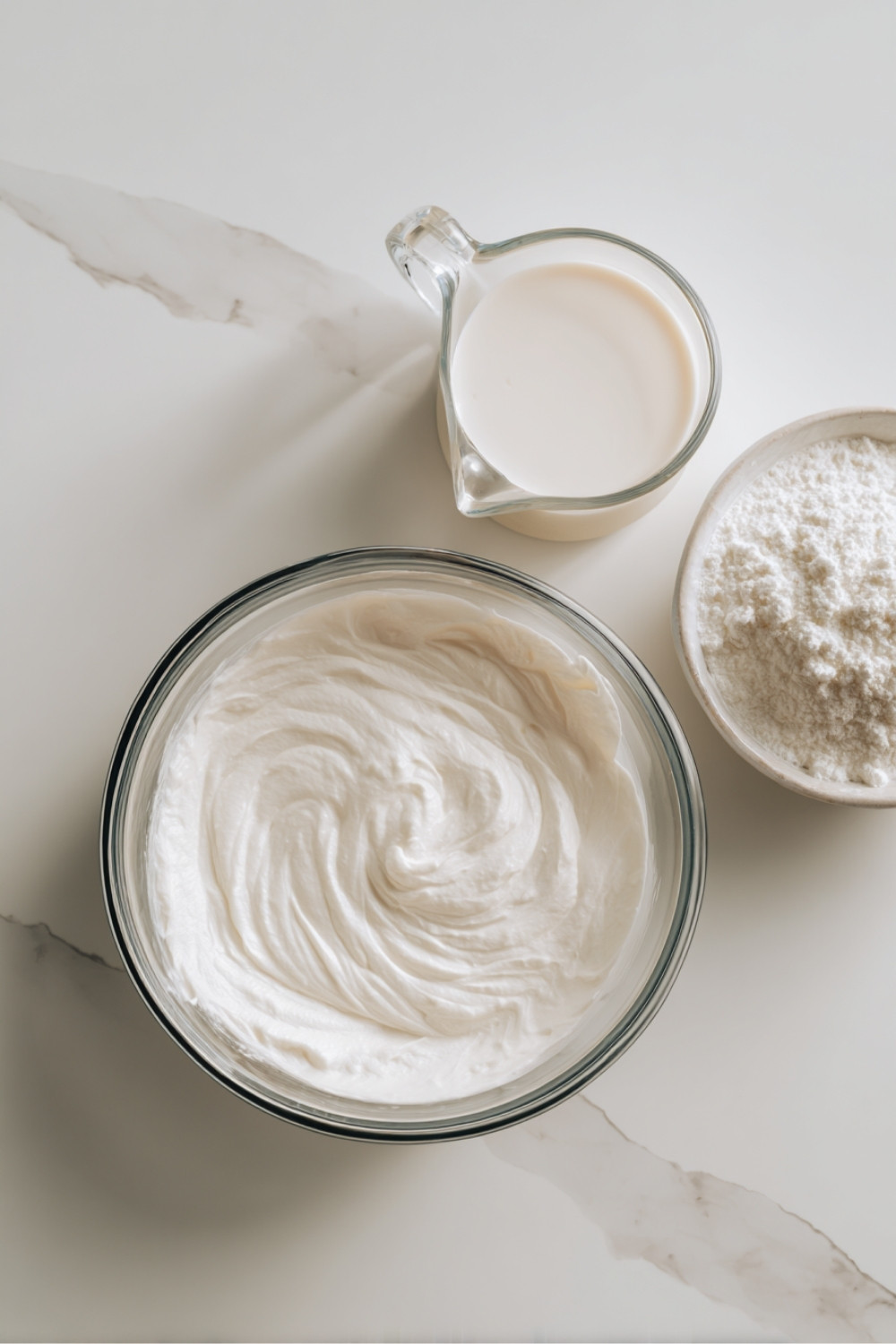 Ingrédients du gâteau au yaourt sans oeuf prêts à être mélangés dans un saladier