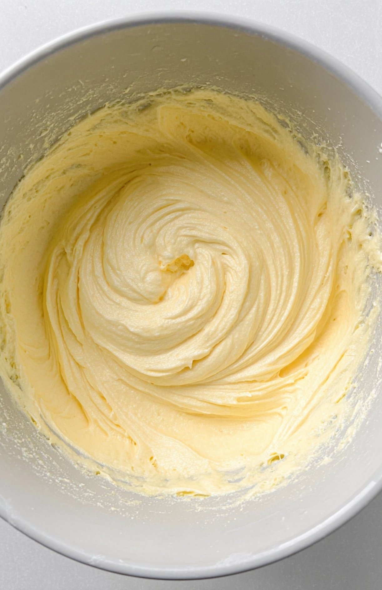 Génoise dorée et gonflée sortie du four, à peine refroidie, parfaite pour un bento cake intérieur.