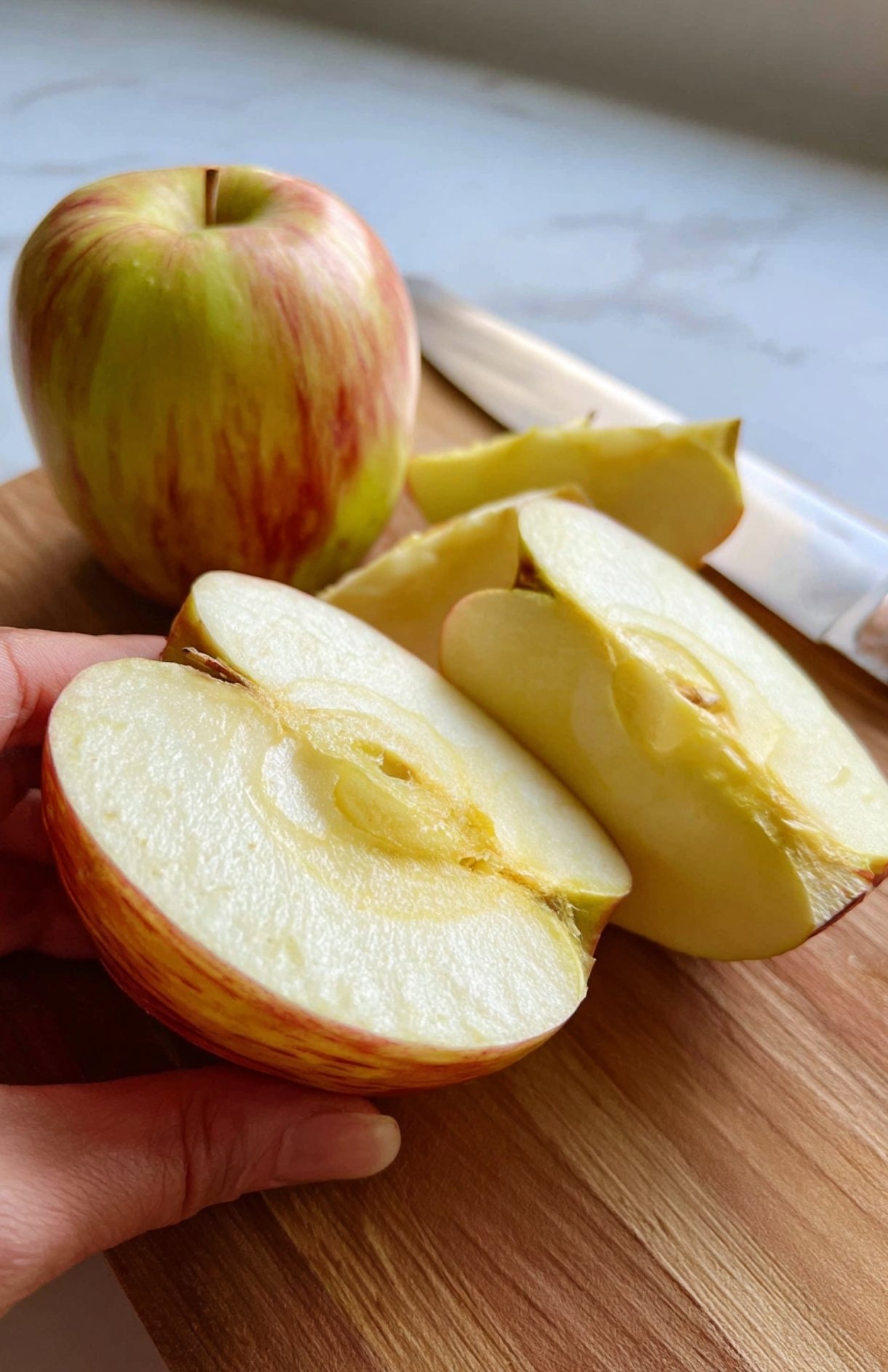 Préparation des pommes fraîches coupées en tranches pour un gâteau aux pommes facile et moelleux.