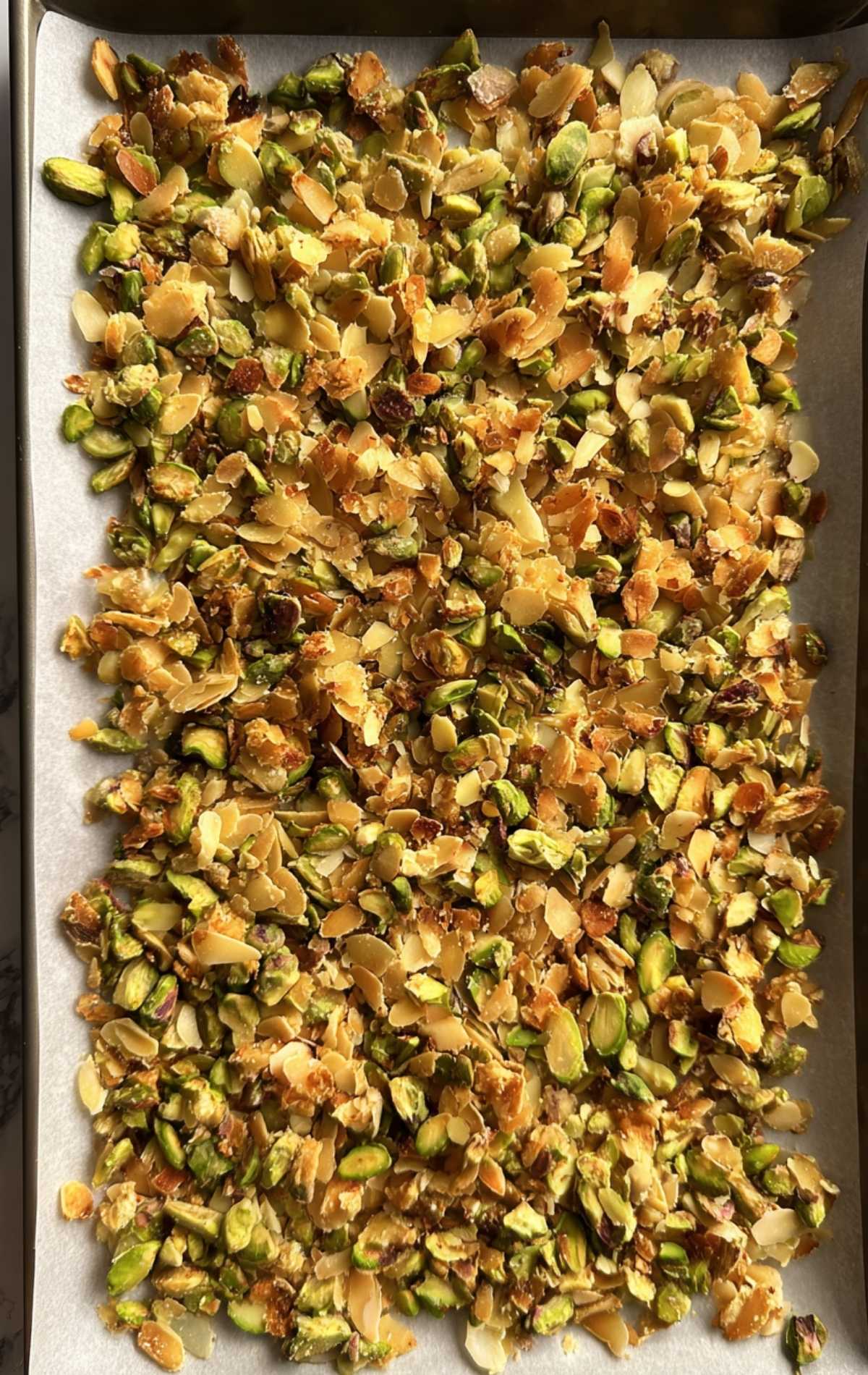 amandes effilées et pistaches non salées torréfiées, prêtes pour le fedora gateau recette