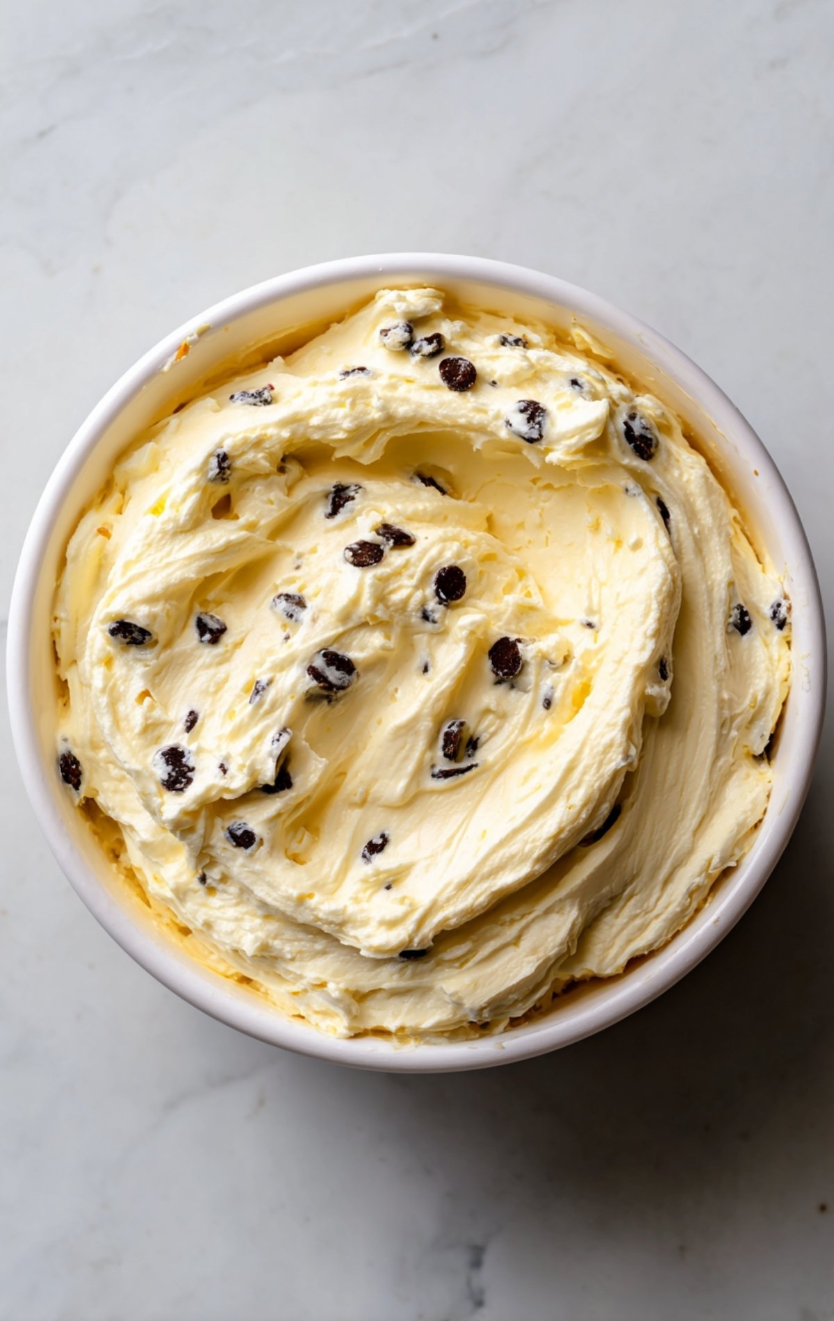 crème à la ricotta maison avec zestes d'orange et pépites de chocolat pour torta fedora