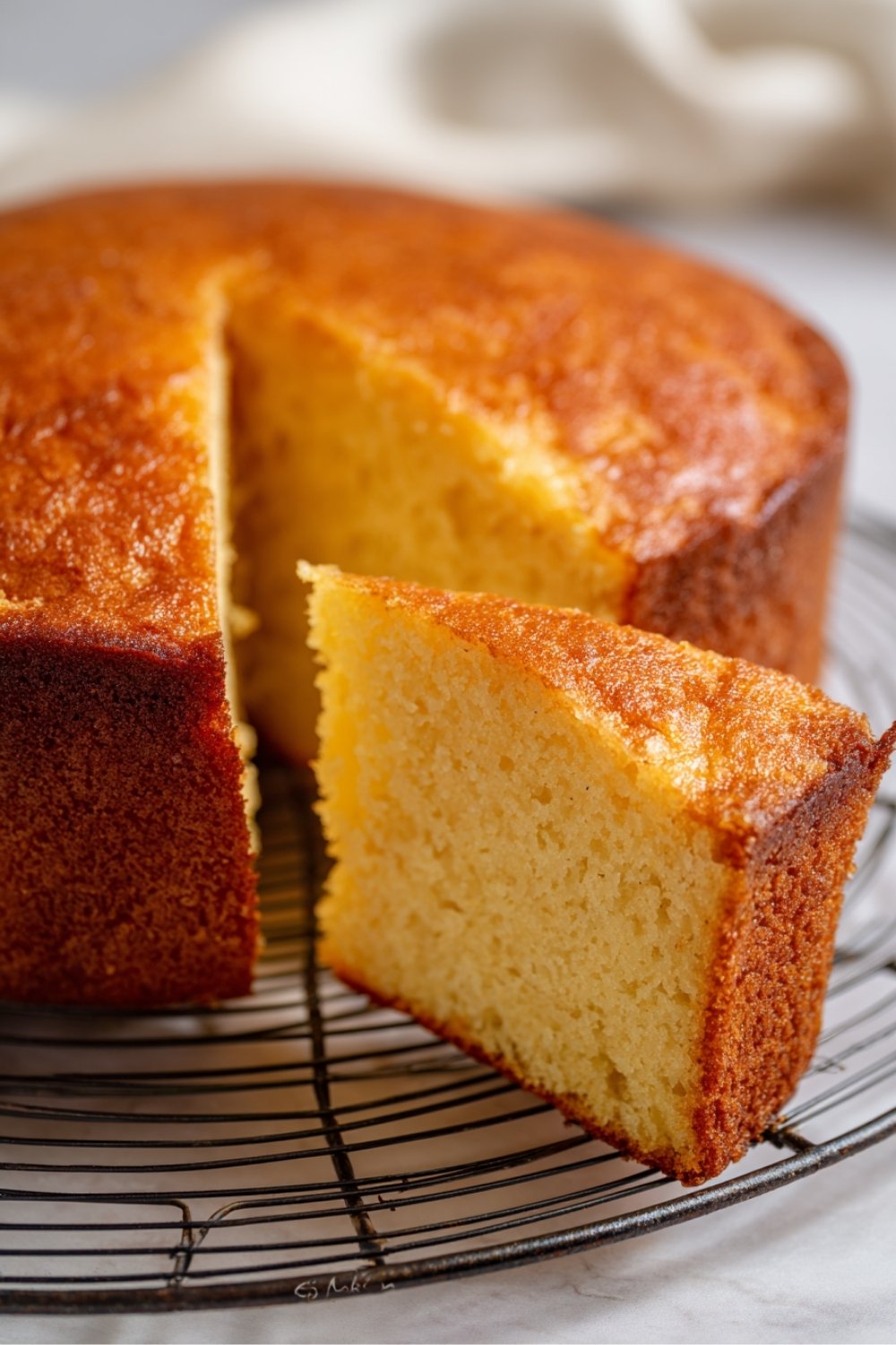 Pâte du gâteau au yaourt sans oeuf versée dans un moule avant cuisson