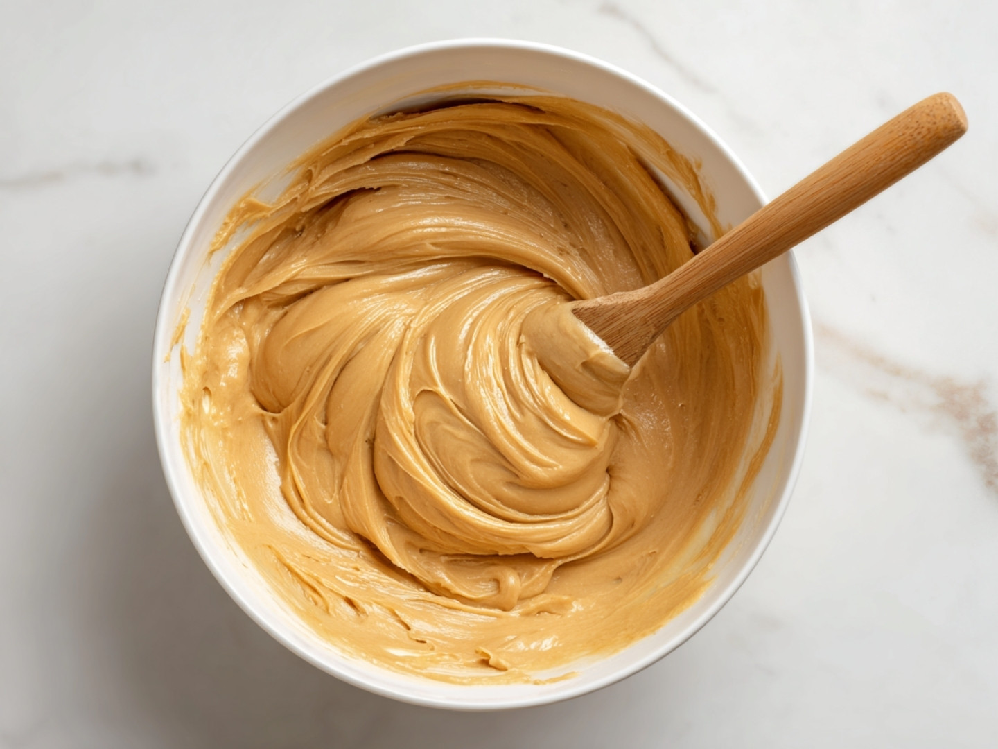 Préparation du mélange beurre et sucres pour une recette cookies simple et moelleux.