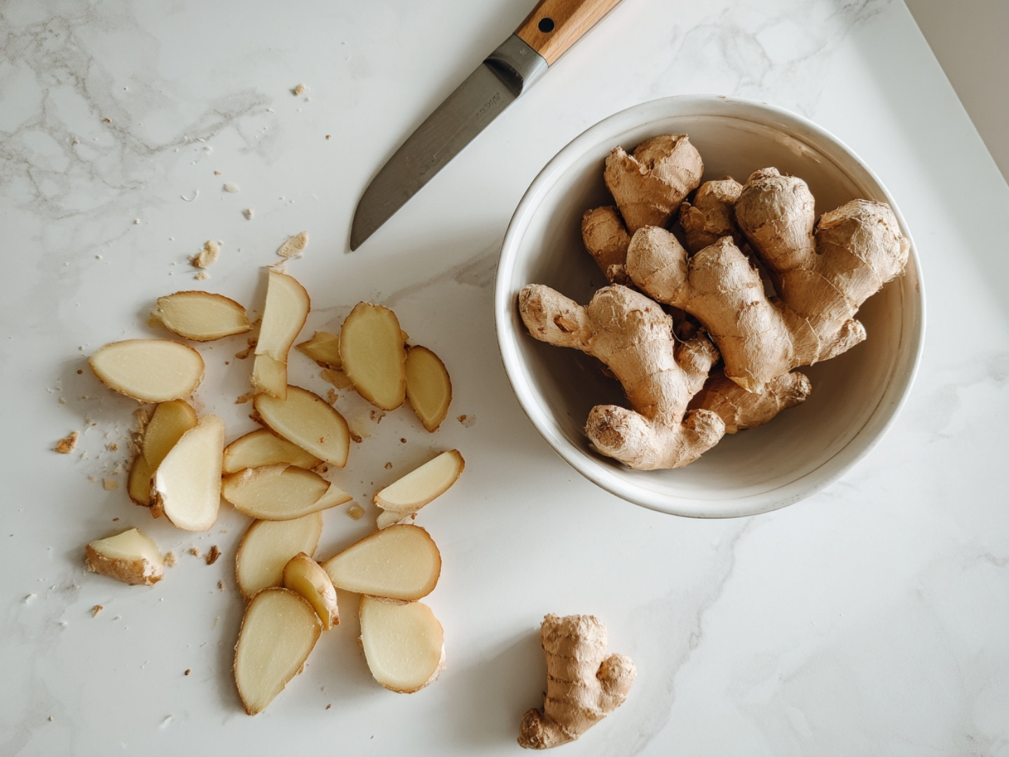 Ingrédients frais pour tisane gingembre citron sur une table.