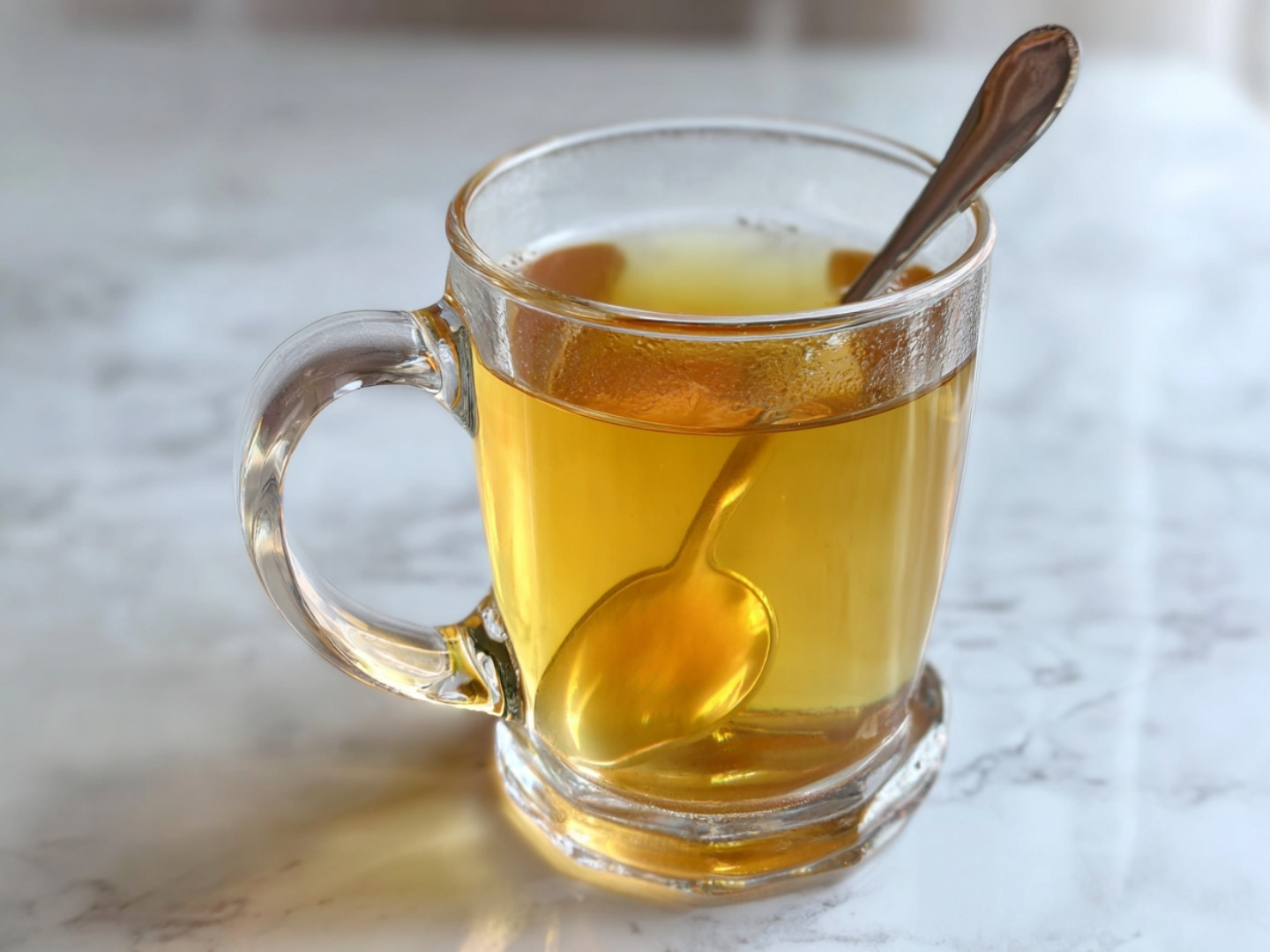 Infusion du gingembre dans une tasse d'eau chaude fumante.