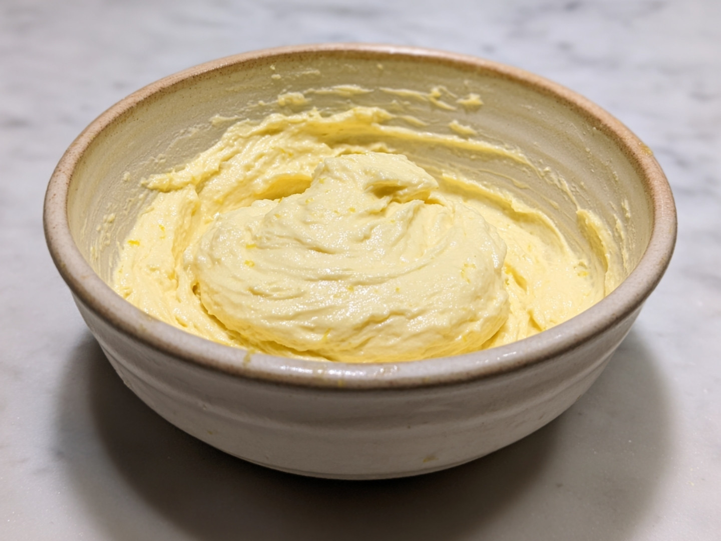Pâte à gâteau au citron onctueuse dans un bol en céramique