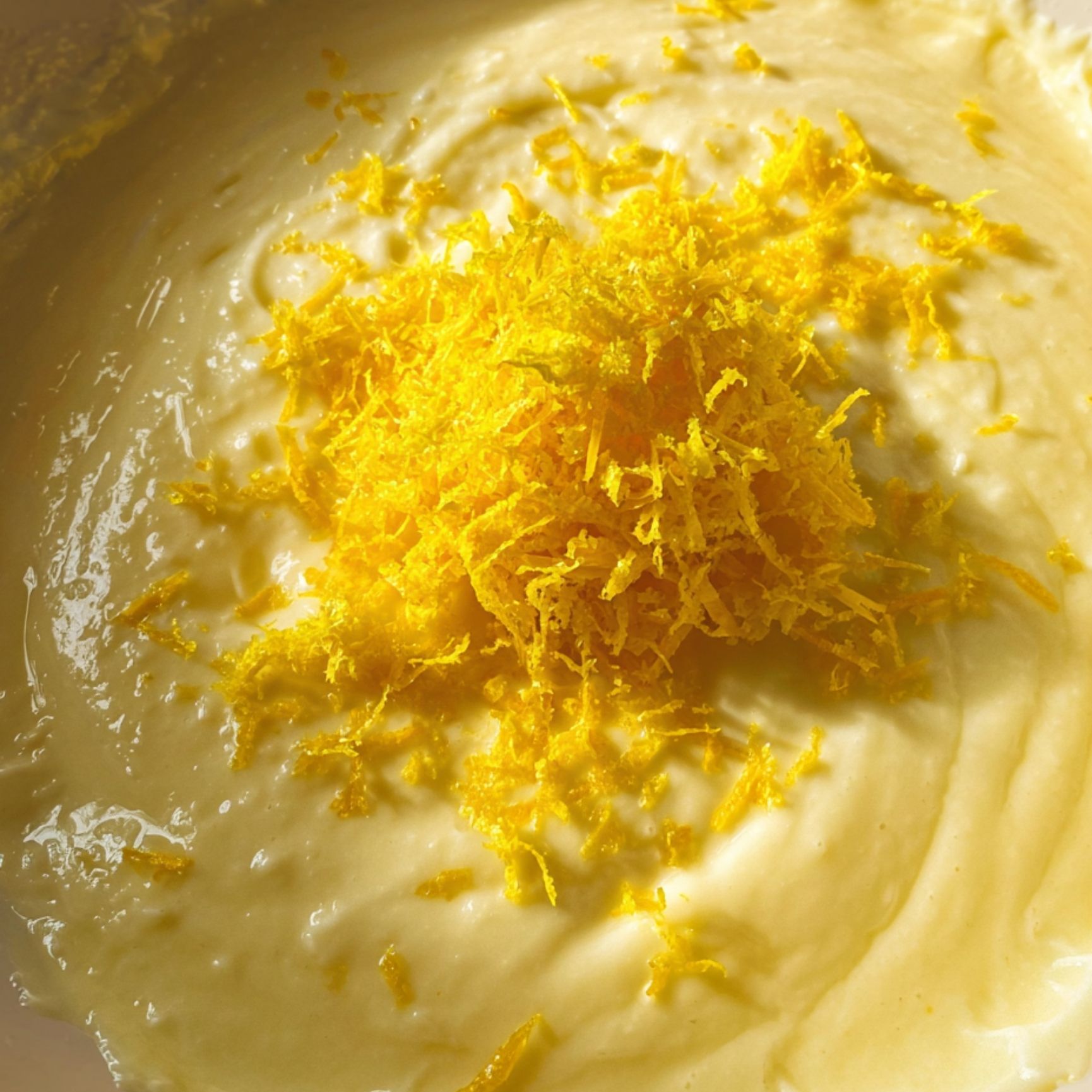 Zeste de citron ajouté à la pâte pour parfumer un gâteau au yaourt sans matière grasse