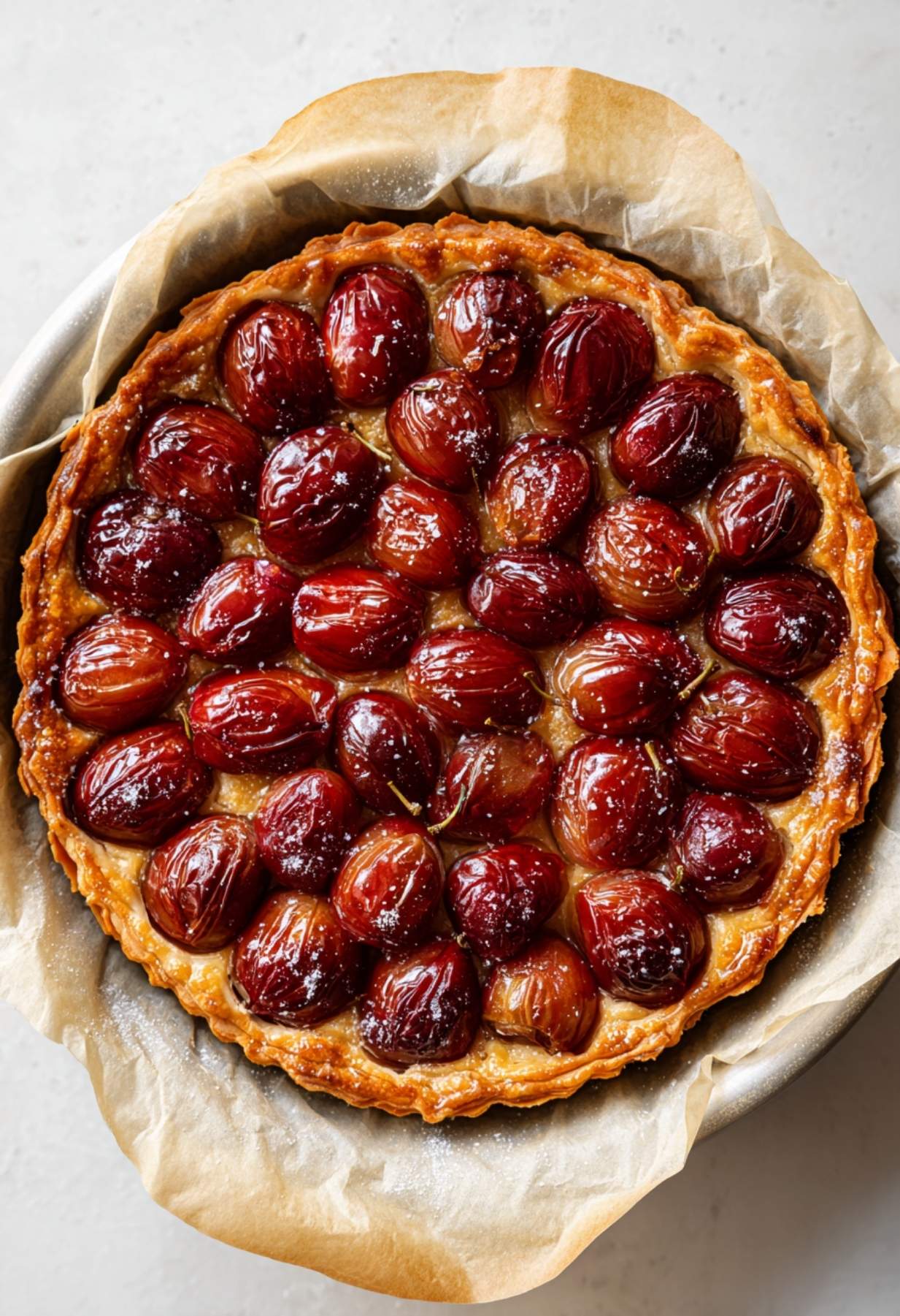 Recette facile de tarte aux prunes avec une pâte feuilletée bien dorée et légère