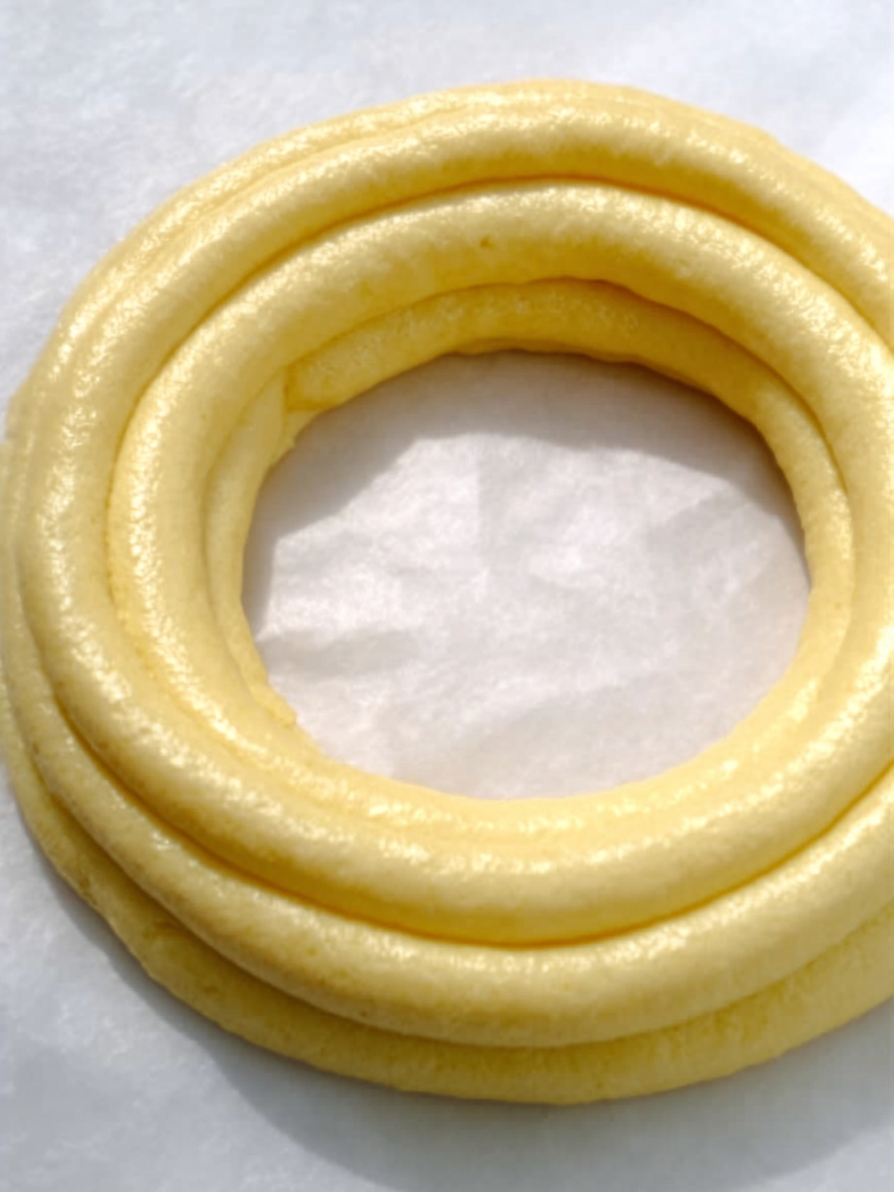 Trois cordons de pâte à choux pochés en cercle pour former la roue du Paris-Brest.