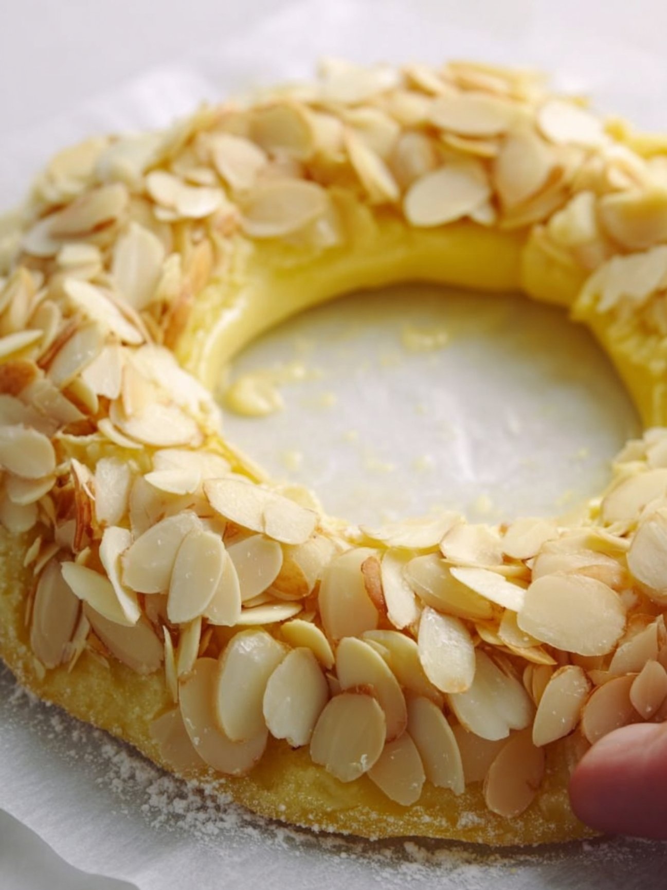 Pâte à choux recouverte d'amandes effilées avant la cuisson au four.