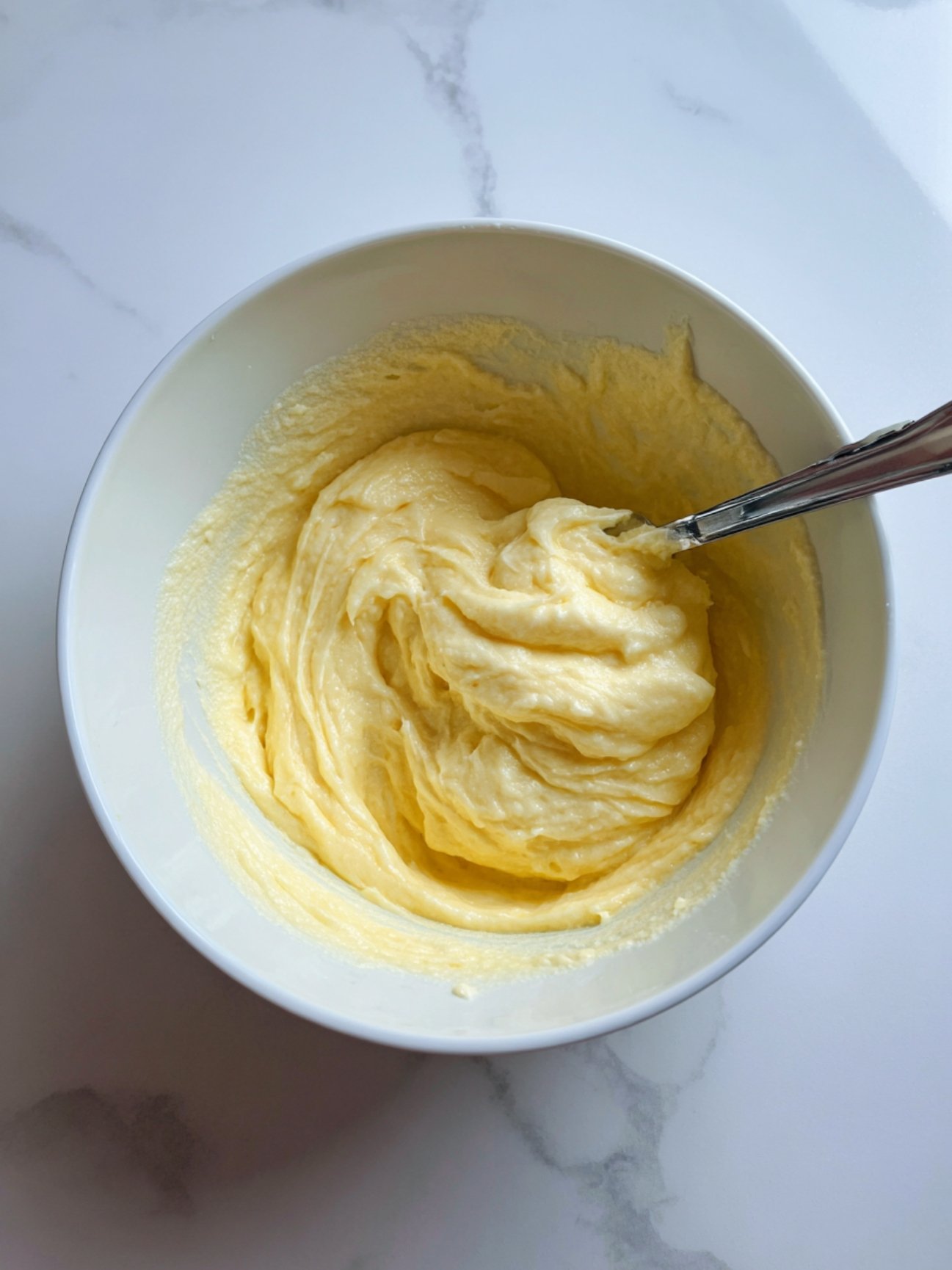 préparation de la pâte du gâteau citron maison avec une texture lisse et crémeuse