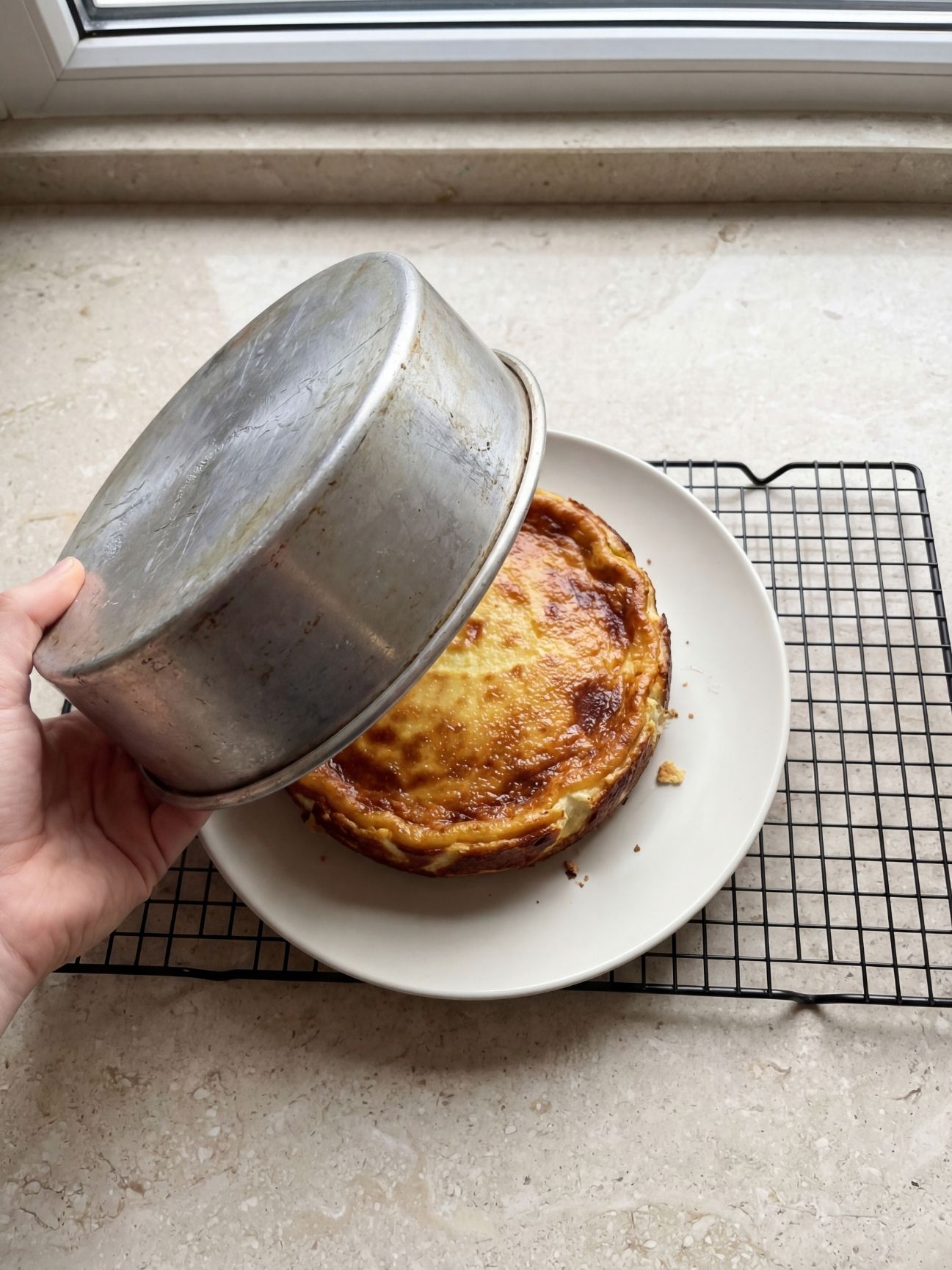 Sortie du four d'un gâteau au skyr moelleux et bien caramélisé.