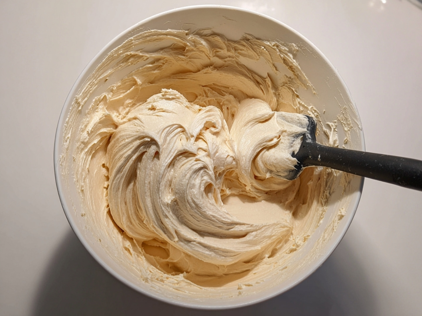 Mélange crémeux œufs et sucre pour la base de la recette gâteau skyr chocolat