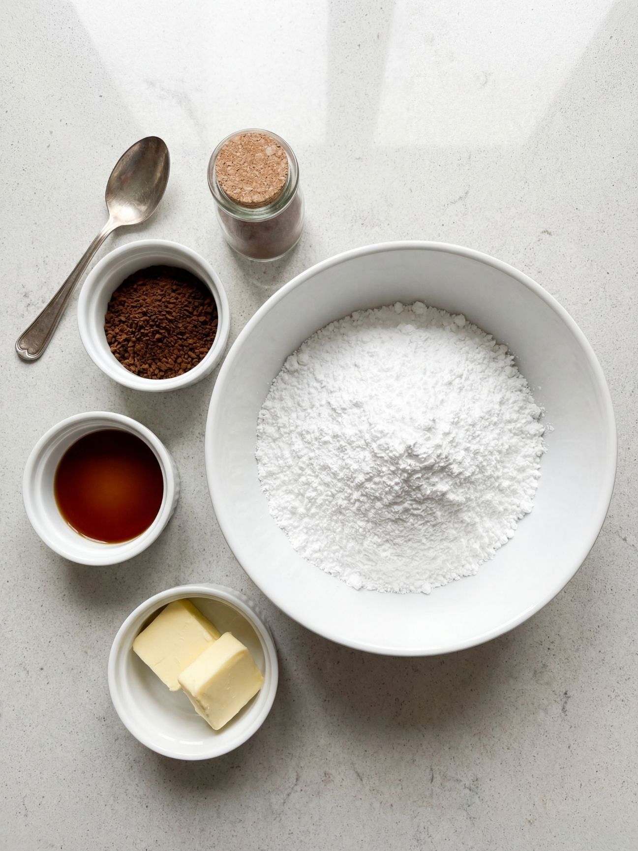 ingrédients-crème-au-beurre-café-sucre-glace-beurre-extrait-café-bol-blanc