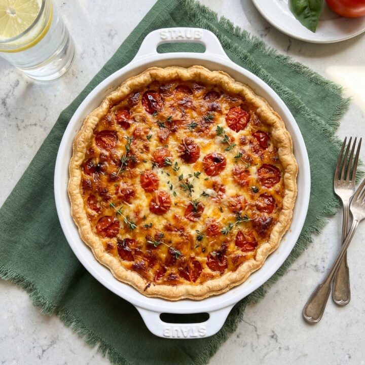 Recette de tarte à la tomate inratable et croustillante servie sur la table