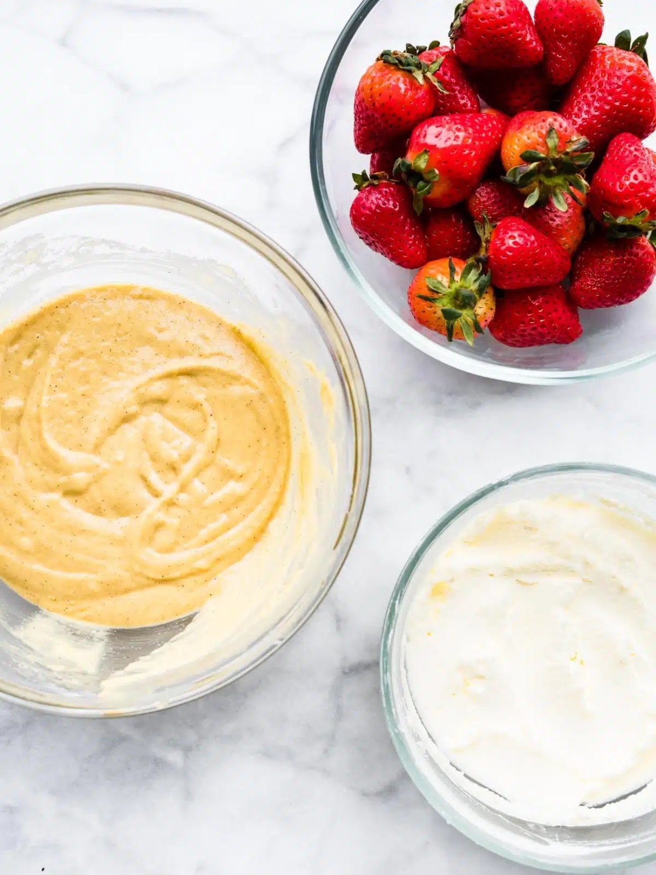 Bols de préparation contenant la pâte et les fraises pour un gateau pour chien naturel.