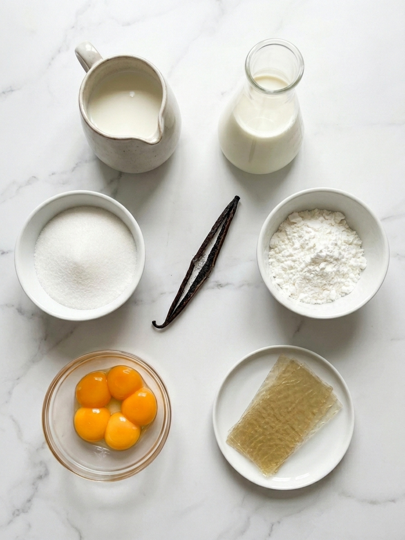 Ingrédients pesés dans des bols avec œufs, sucre, farine et vanille, focus crème diplomate.