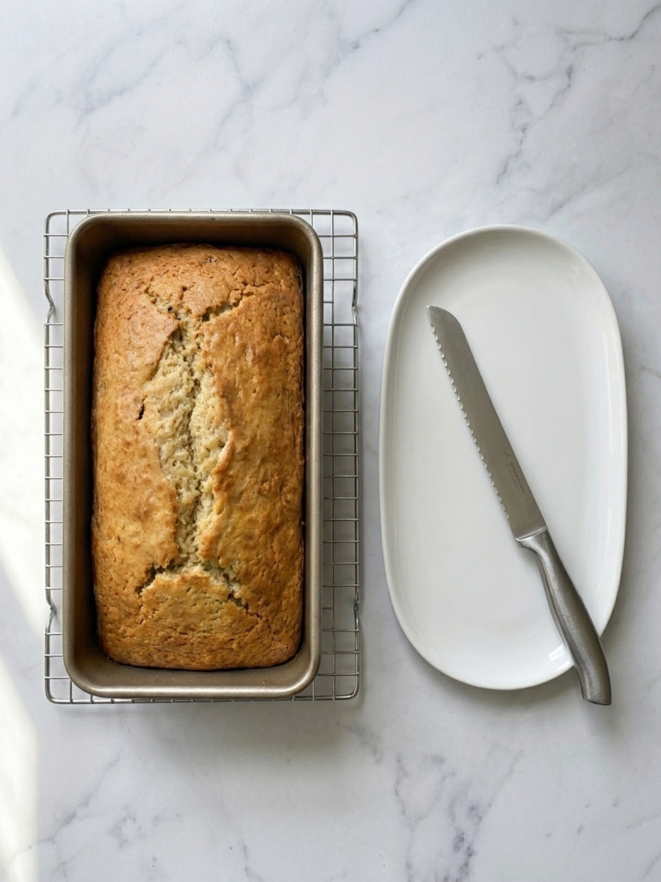 Cake doré sortant du four dans son moule rectangulaire pour gateau yaourt banane.