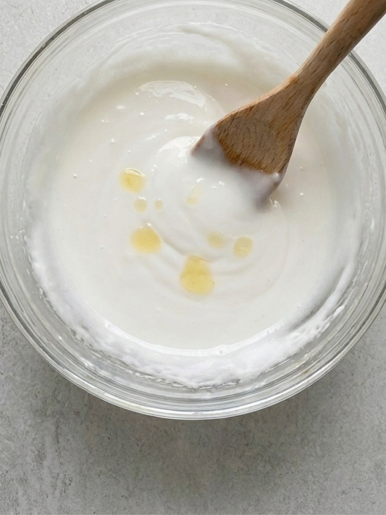 Préparation liquide d un glacage mille feuille blanc brillant dans un bol en verre.