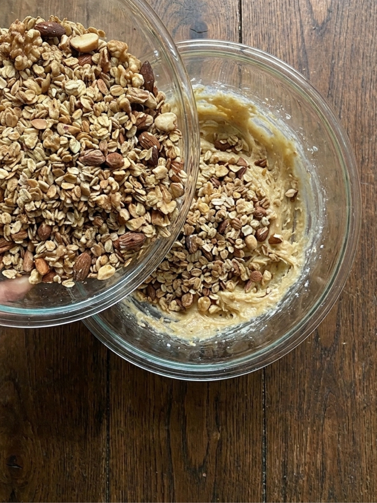 Verser un bol de graines et d'avoine dans la pâte pour donner du relief au granola biscuit.