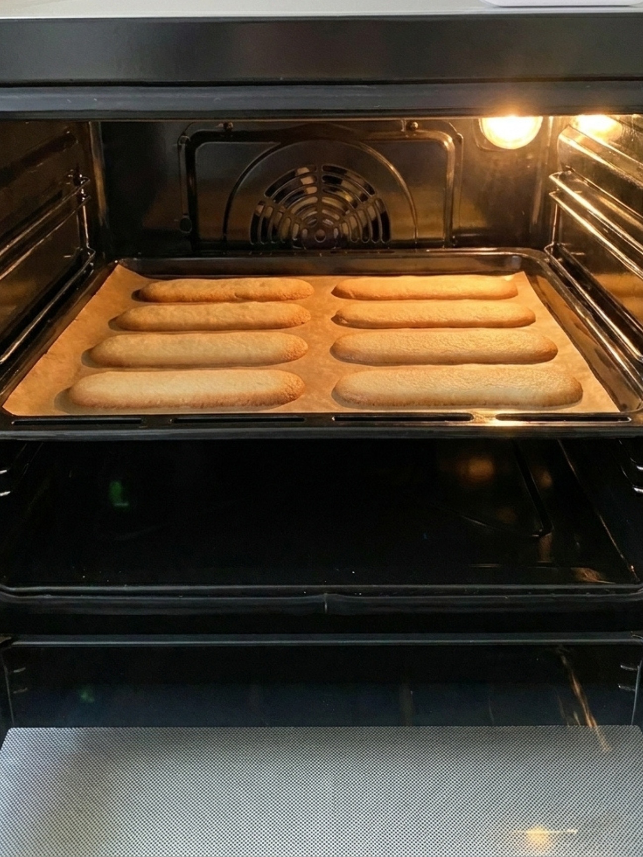 Cuisson au four de la langue de chat recette facile sur une plaque de cuisson bien dorée.