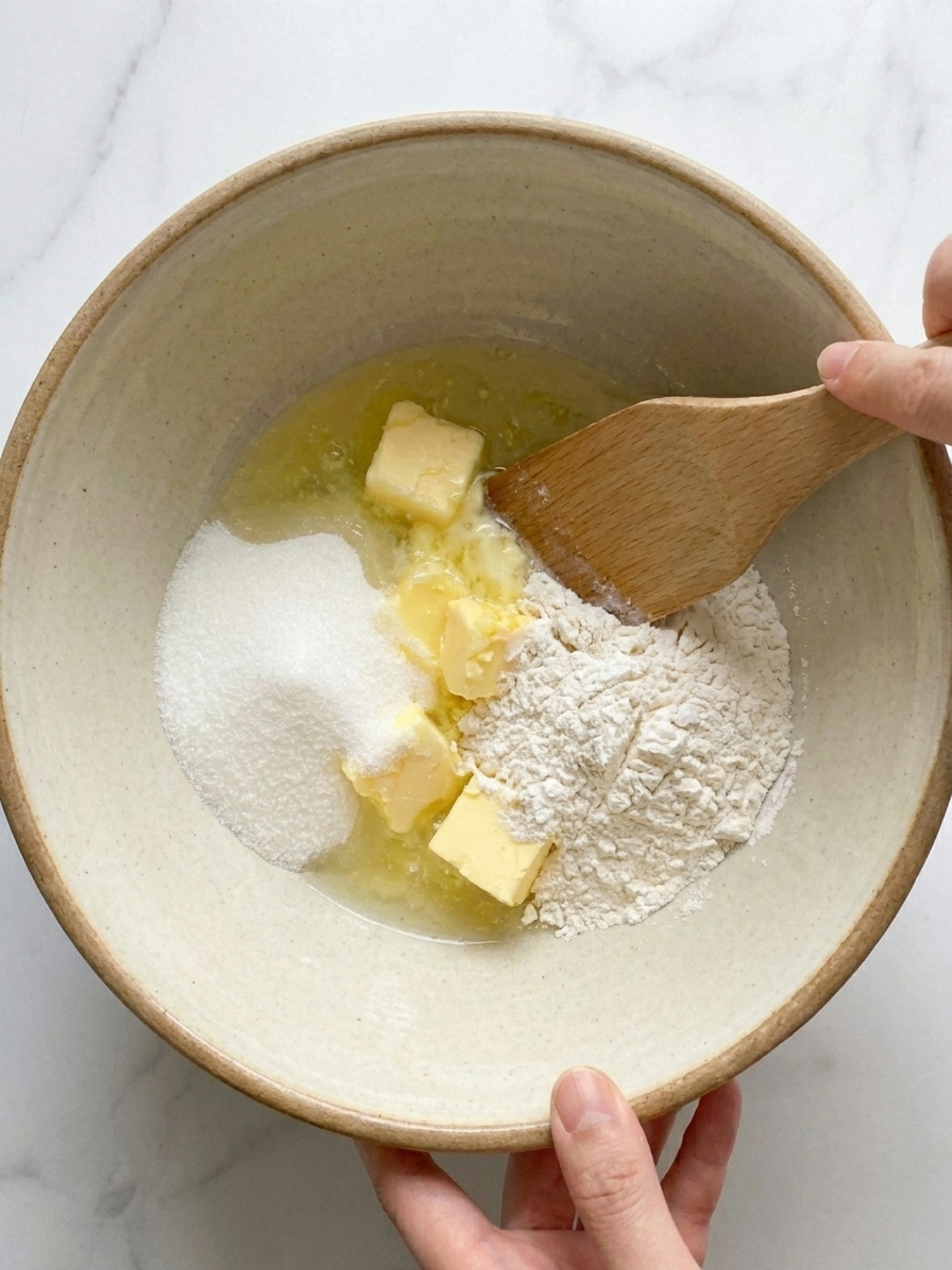 Préparation de la pâte à langue de chat recette facile avec une spatule en bois dans un bol.