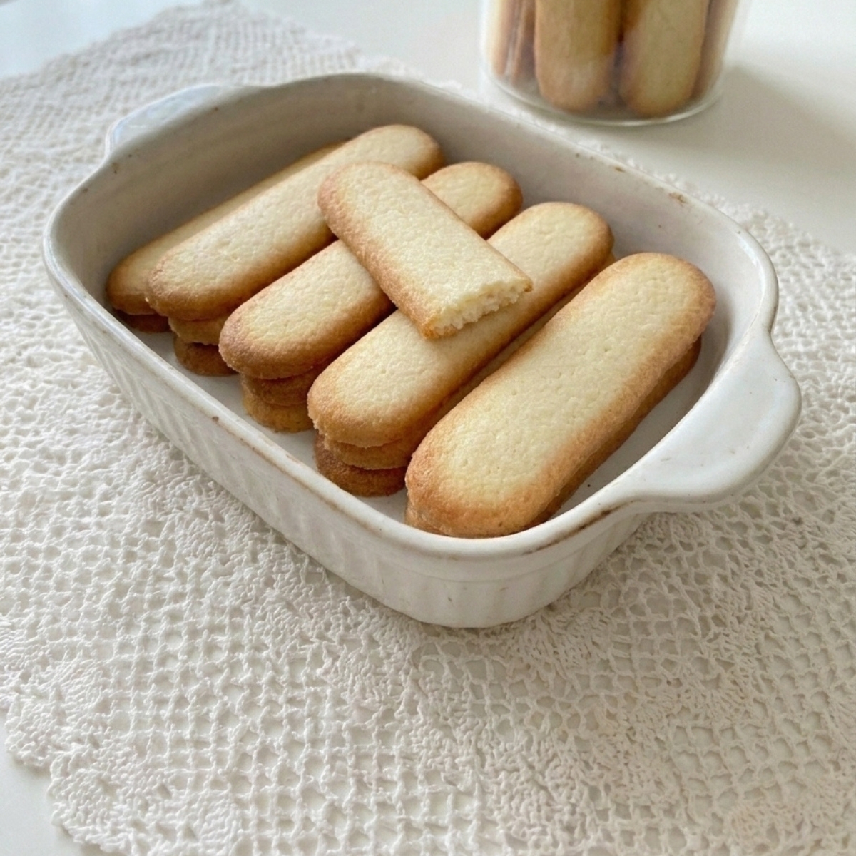 Biscuits langue de chat recette facile croustillants servis dans un plat blanc en céramique.