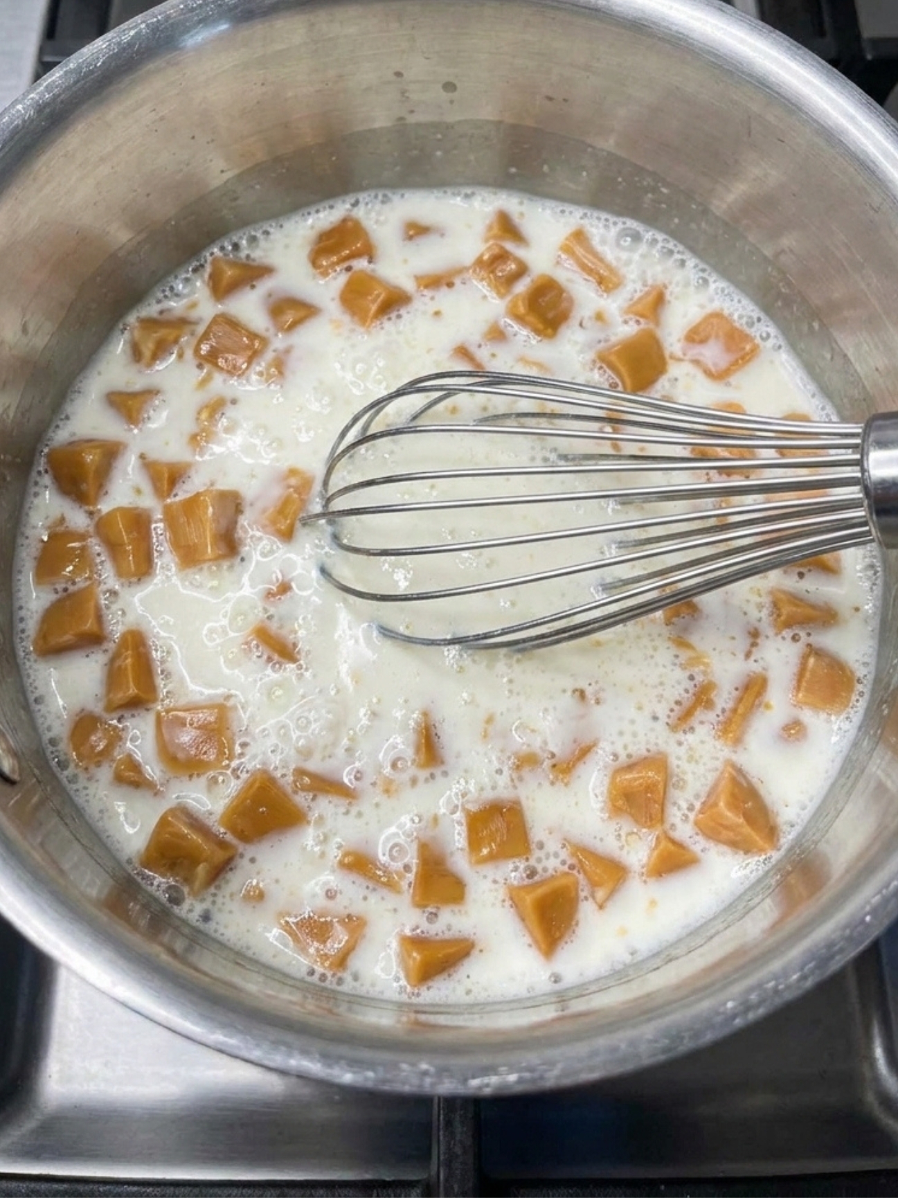 Des bonbons au caramel fondant dans de la crème liquide blanche, recette avec gélatine en feuille.