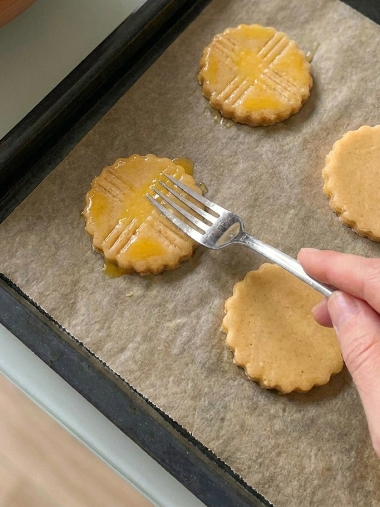 Application de dorure et dessin à la fourchette pour la recette de galette bretonne biscuit.