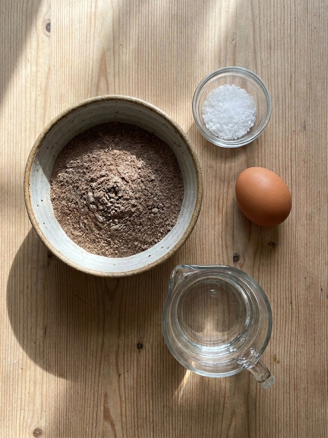 Ingrédients pour la recette de la pâte à galette bretonne avec farine de sarrasin et un oeuf.