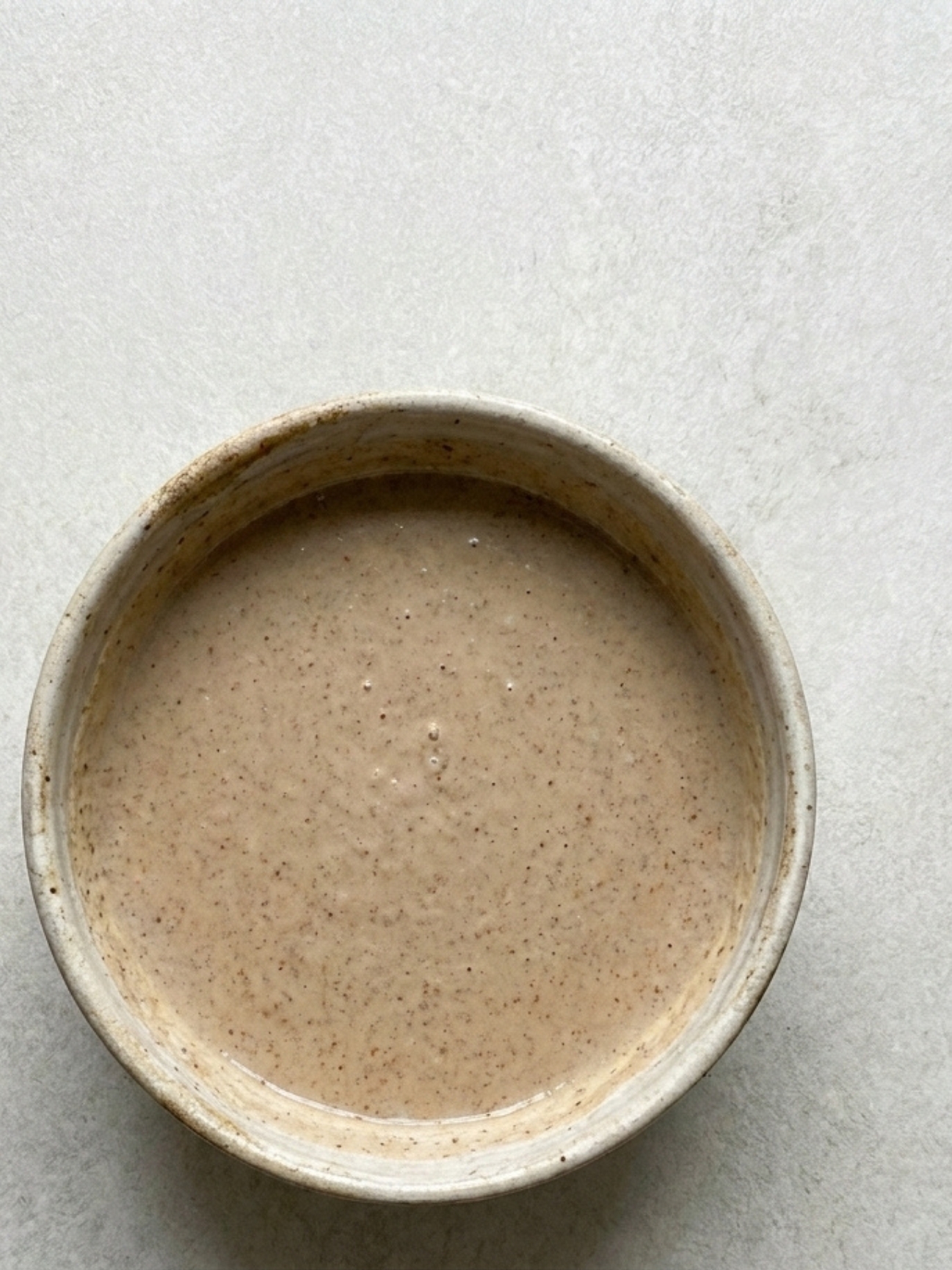 Saladier rempli de pâte liquide pour la recette des galettes bretonnes au sarrasin au blé noir.