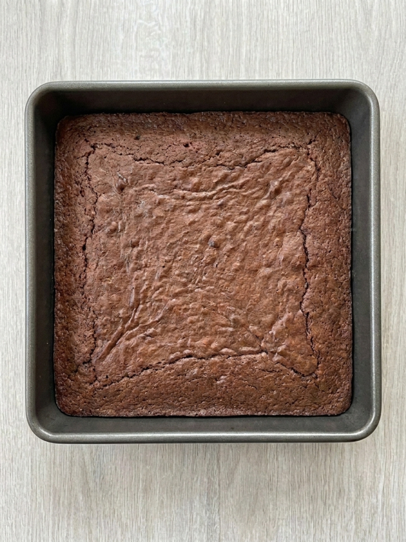 Crème mousseuse au chocolat parsemée de morceaux de biscuits pour un gateau kinder bueno facile