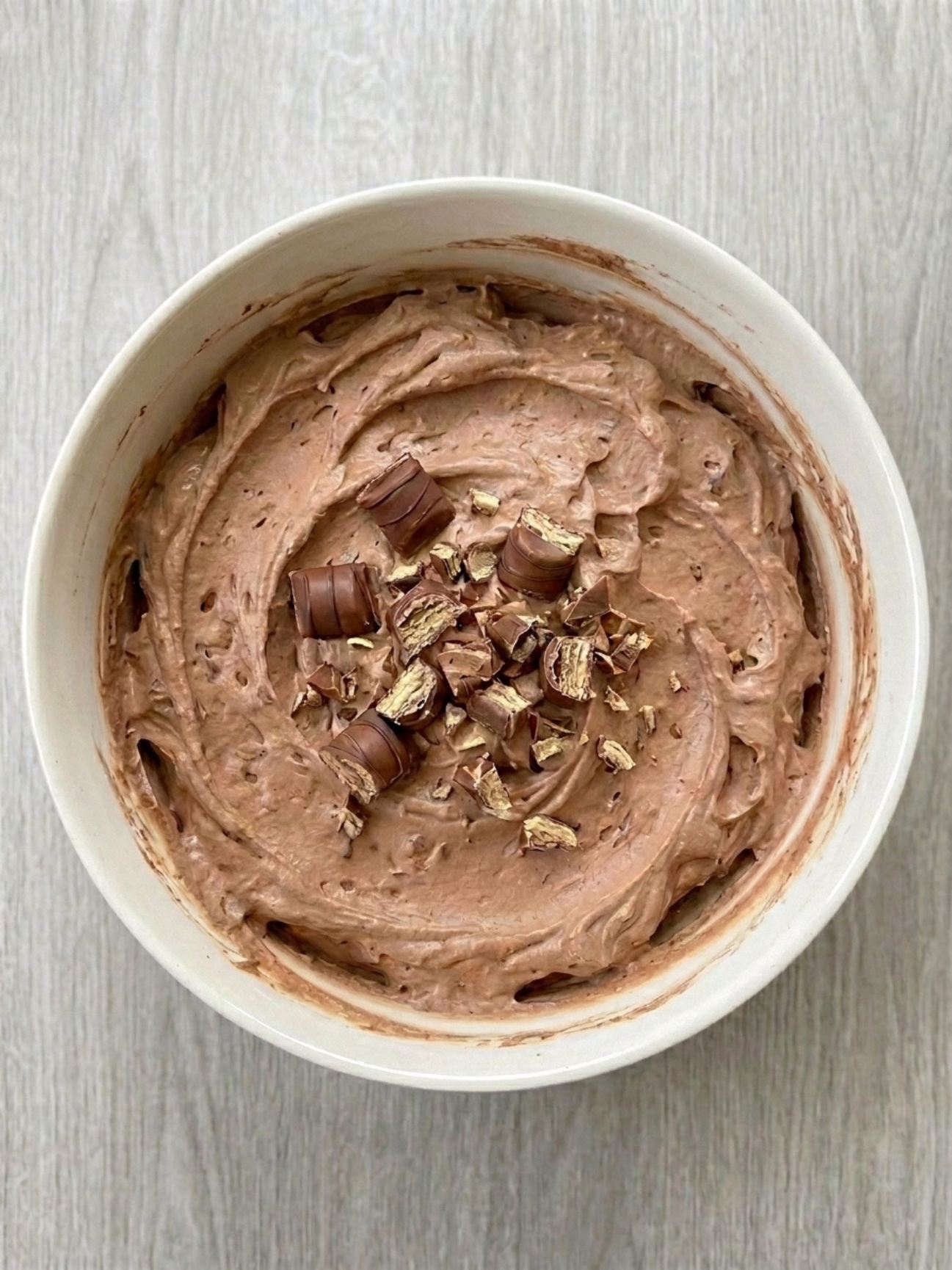 Base de biscuit au chocolat cuite dans un moule carré noir pour la recette gateau kinder bueno.