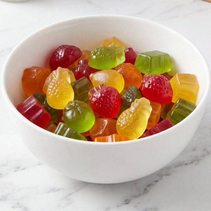 Bonbons vegan faits maison à l'agar-agar présentés dans un bol blanc.