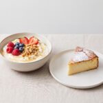 Skyr bowl and cake slice.